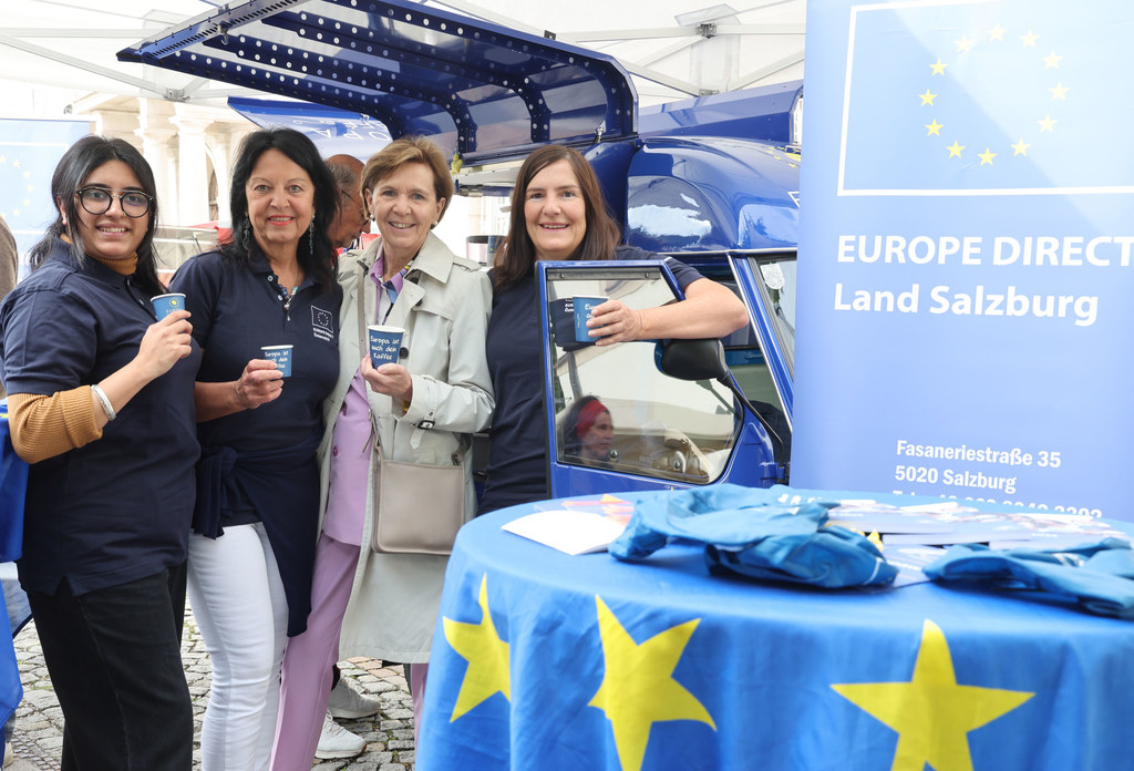 LTP Brigitta Pallauf schaute heute auf der Schranne sozusagen auf einen EU-Kaffee vorbei. Dort informierte Europe Direct (im Bild Gritlind Kettl und Team) Bürgerinnen und Bürger.